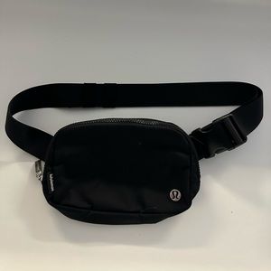 Black Lululemon Everywhere 1L Belt Bag